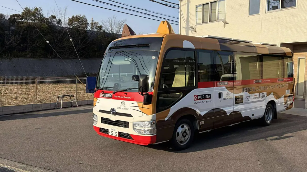 斜め前から見たネコのバス